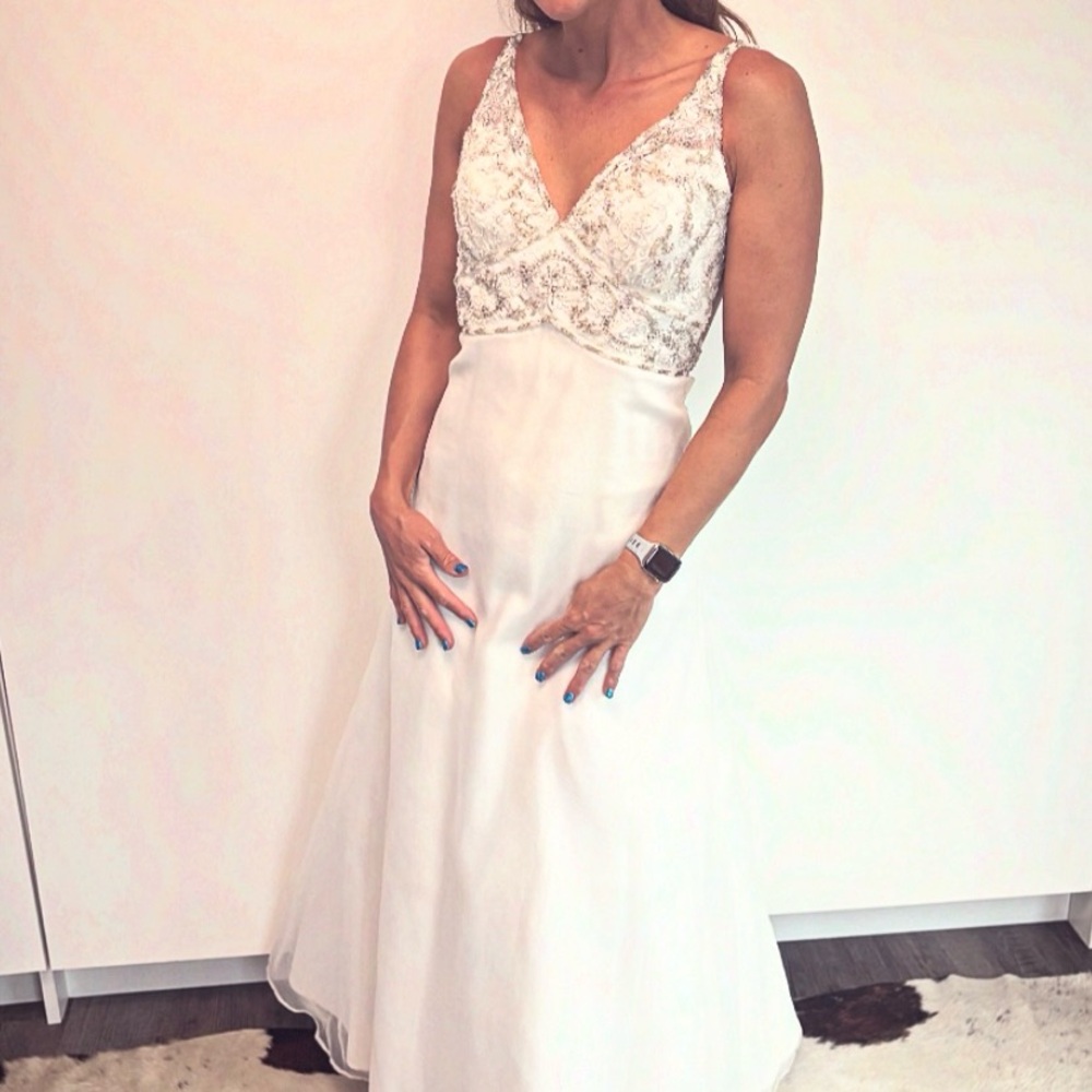Forever Yours MSRP $1099 Elegant White Sleeveless wedding dress size 6